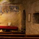 Ma dove visse l�eremita nei suoi anni di permanenza qui? Il prete ci indica un arco e una finestrella semi-murati che affacciano su uno stretto cunicolo: il luogo dove quasi mille anni fa il santo pass� gli ultimi suoi giorni